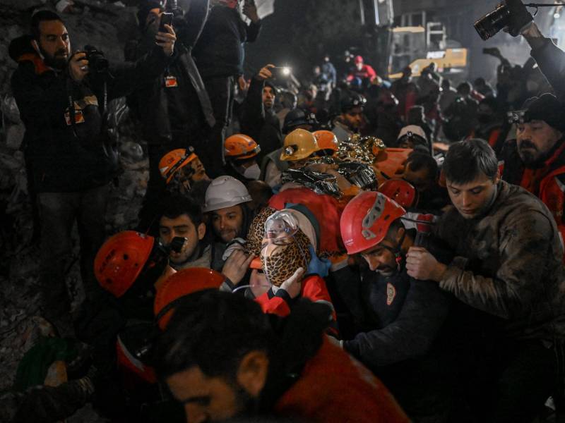 Una joven de 15 años fue sacada con vida tras permanecer más de 200 horas bajo los escombros.