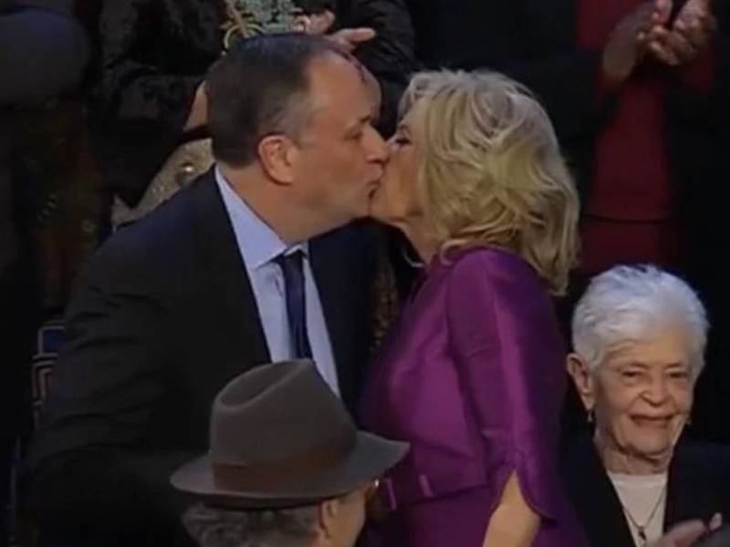 El beso entre Jill Biden y Douglas Emhoff durante el discurso del Estado de la Unión se viraliza en redes sociales.