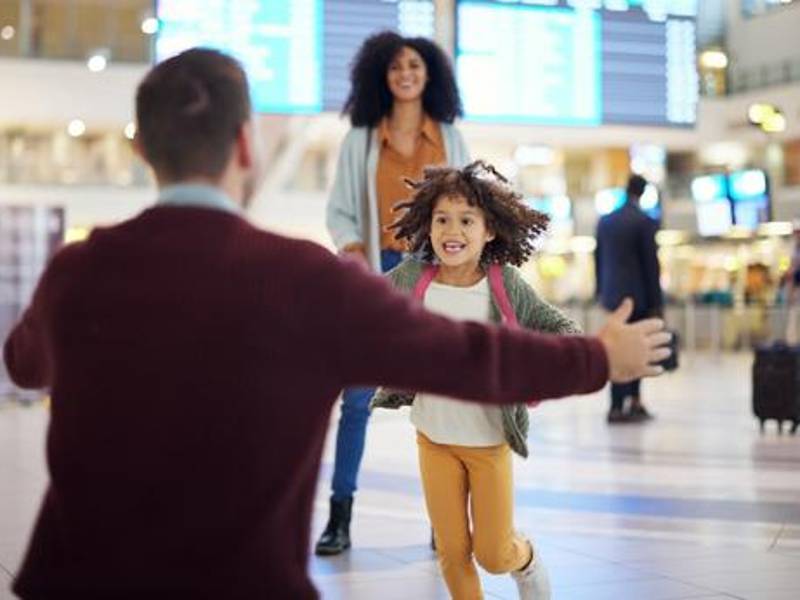 Los abrazos en los aeropuertos son comunes y siempre son muy emotivos.