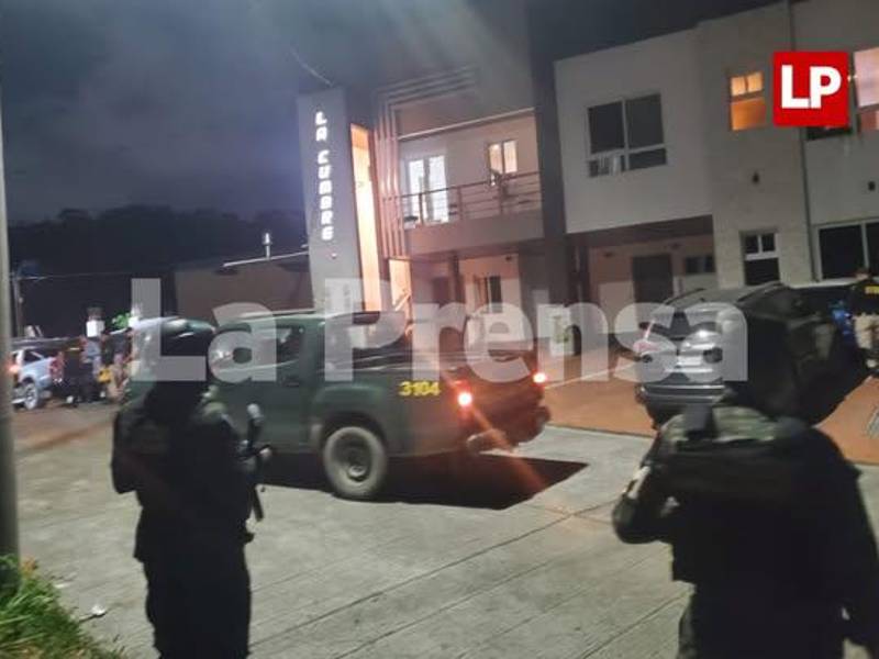 Efectivos de la Policía Militar en las cercanías de la vivienda donde se realiza el operativo.
