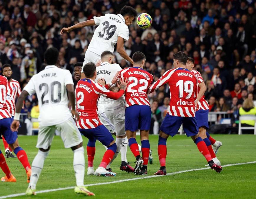 Álvaro Rodríguez se levantó más que todos en un córner de Luka Modric y con este cabezazo marcó el empate del Real Madrid 1-1 ante Atlético.
