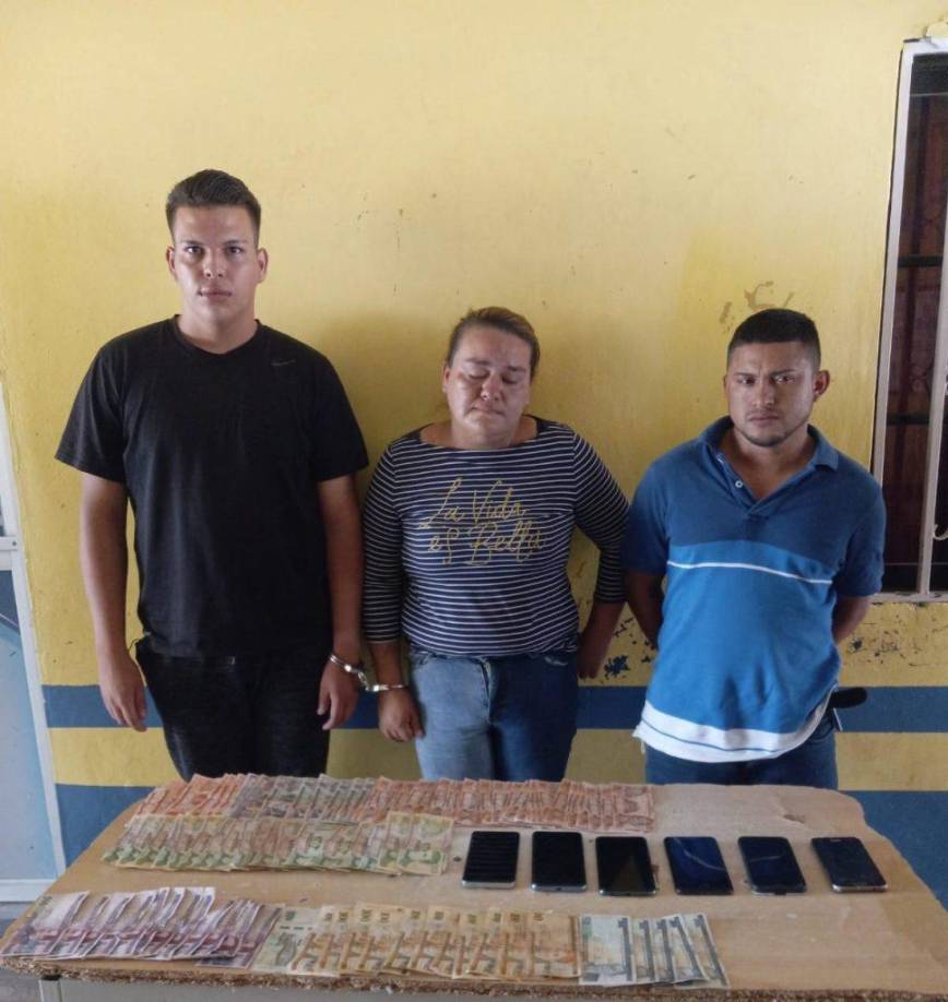 Los sospechosos tenían en su poder miles de lempiras en efectivo y varios teléfonos celulares.
