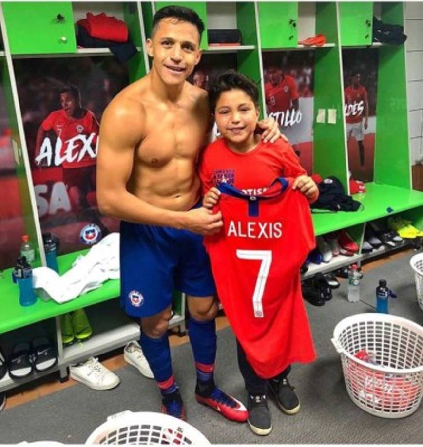 Al final del partido, Alexis Sánchez le obsequió su camiseta al niño que se metió a la cancha cuando el delantero anotó el 3-1.