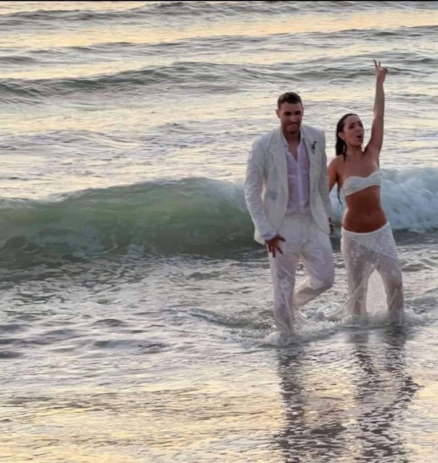 Tras intercambiar sus votos, la pareja disfrutó de la ceremonia y al final se metieron al agua.