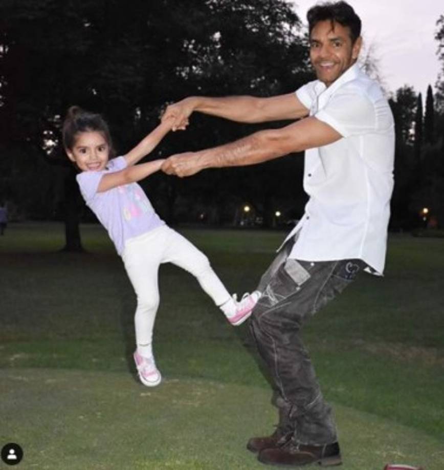 Aunque la confianza que existe entre los dos es inquebrantable. “Sí, de vez en cuando sí (es celosa), mucho más de lo que él me cela a mí. Yo sí lo celo de vez en cuando…”, dijo sonriente.