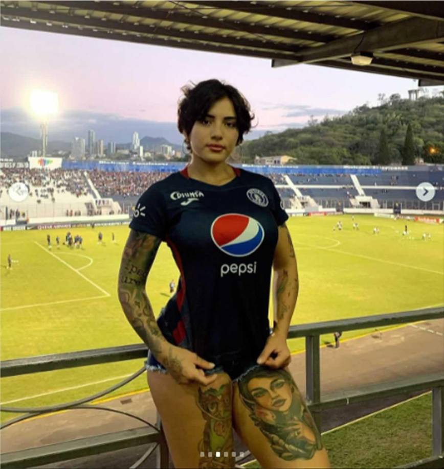 La hermosa chica llegó a apoyar al Motagua con su camiseta del azul. 