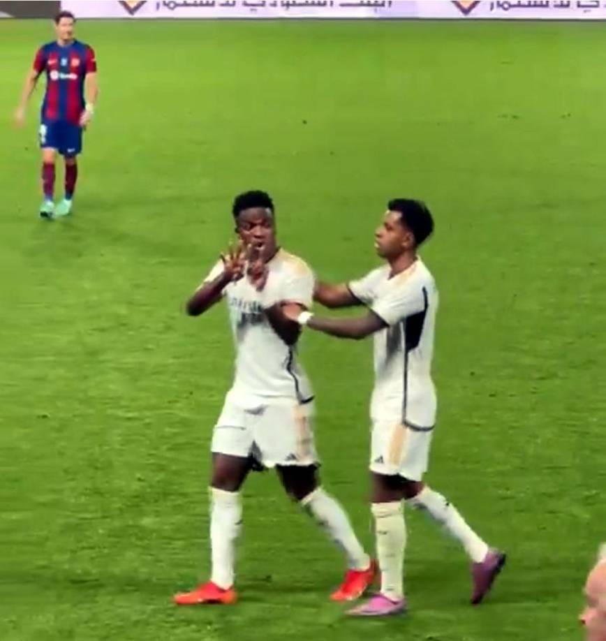 El polémico gesto de Vinicius al banquillo del Barcelona, que le estaban reclamando tras la expulsión de Araújo. El brasileño les recordó que el marcador estaba 4-1.