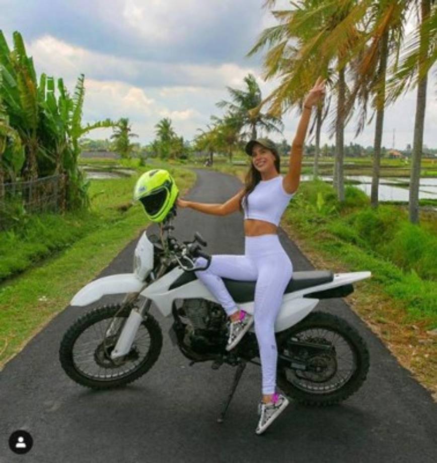 Jennifer Leigh 'Jen' Selter es una neoyorquina que tiene 26 años. Es una modelo fitness, instructora y celebridad de internet que ganó fama gracias a sus características físicas, lo que la llevó al profesionalismo en el mundo del modelaje.​