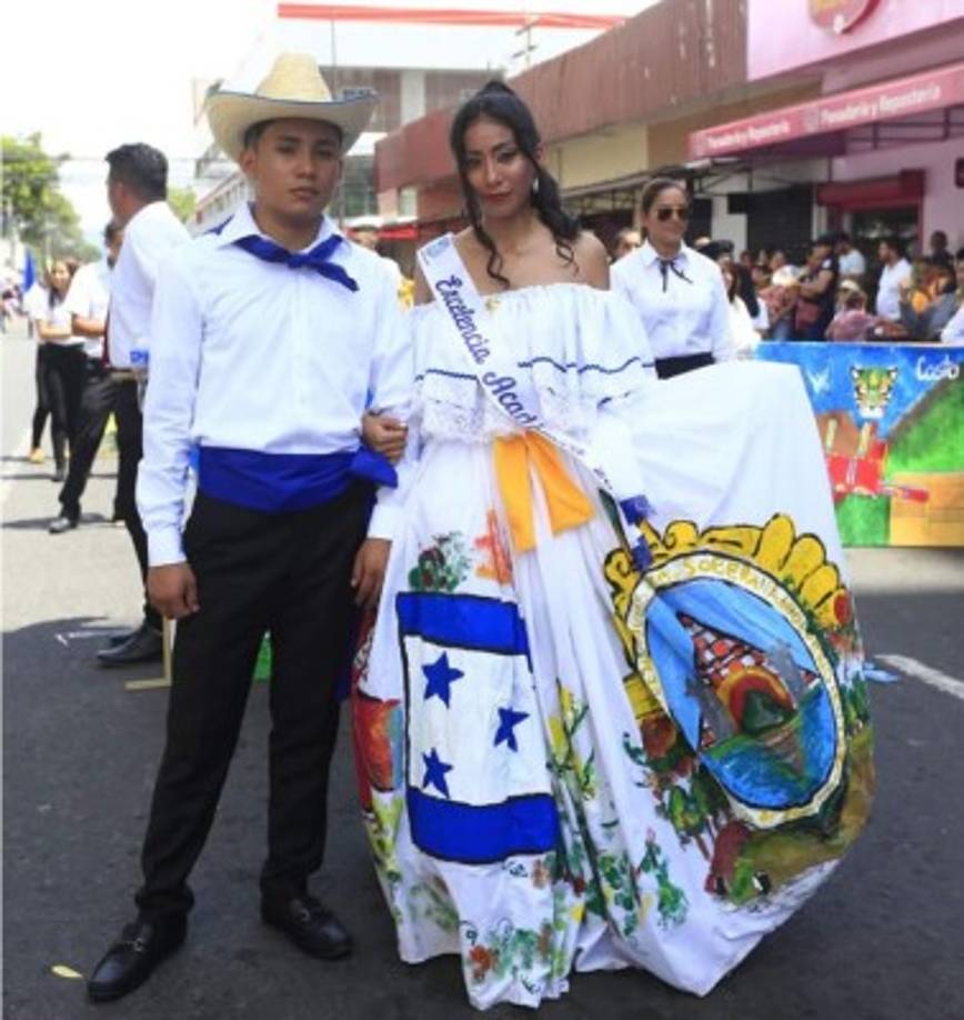 Varios centros educativos mostraron hermosos trajes representando nuestros símbolos patrios.