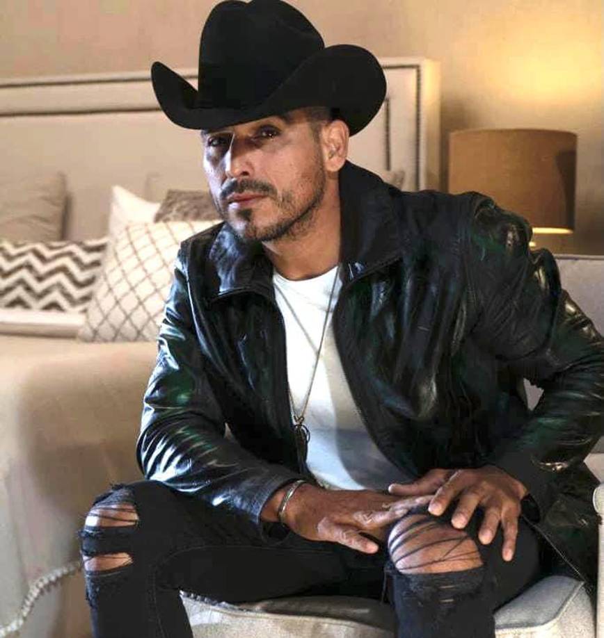 Gracias a una capacidad muy grande para componer, Espinoza Paz tiene más de 490 canciones registradas en la Sociedad de Autores y Compositores de México (SACM).