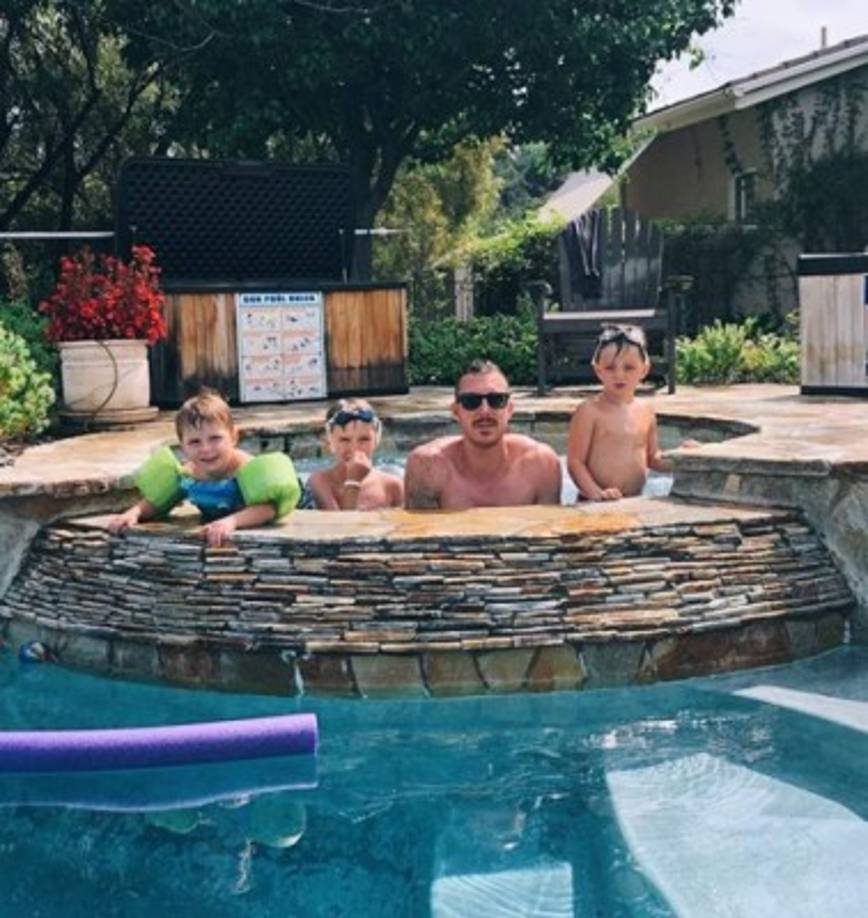 Kayla mostraba con imágenes el amor que tenía su esposo por sus pequeños hijos y que le encantaba compartir con ellos.