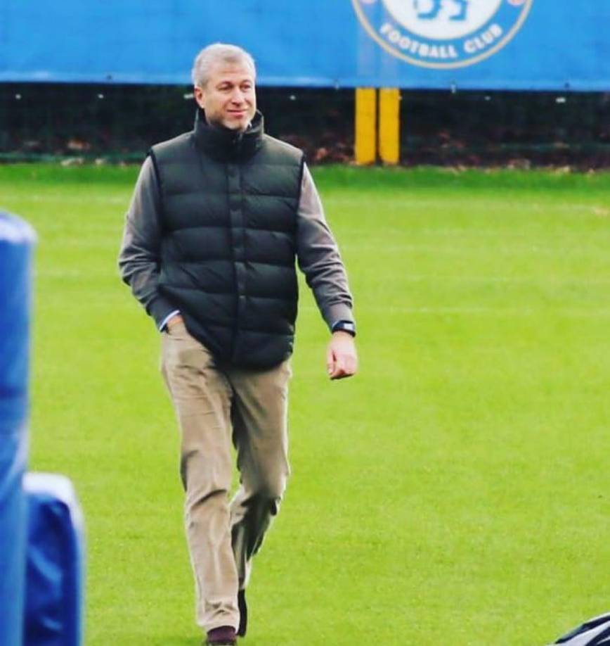 El oligarca ruso de 55 años, quien compró a los Blues en 2003 y los ha convertido en una potencia del fútbol mundial a base de desmedidas inyecciones financieras, le puso precio a la institución a la que llevó a ganar cinco títulos de la Premier League y dos trofeos de la Champions League: alrededor de 4.000 millones de libras esterlinas, según informó Daily Telegraph.