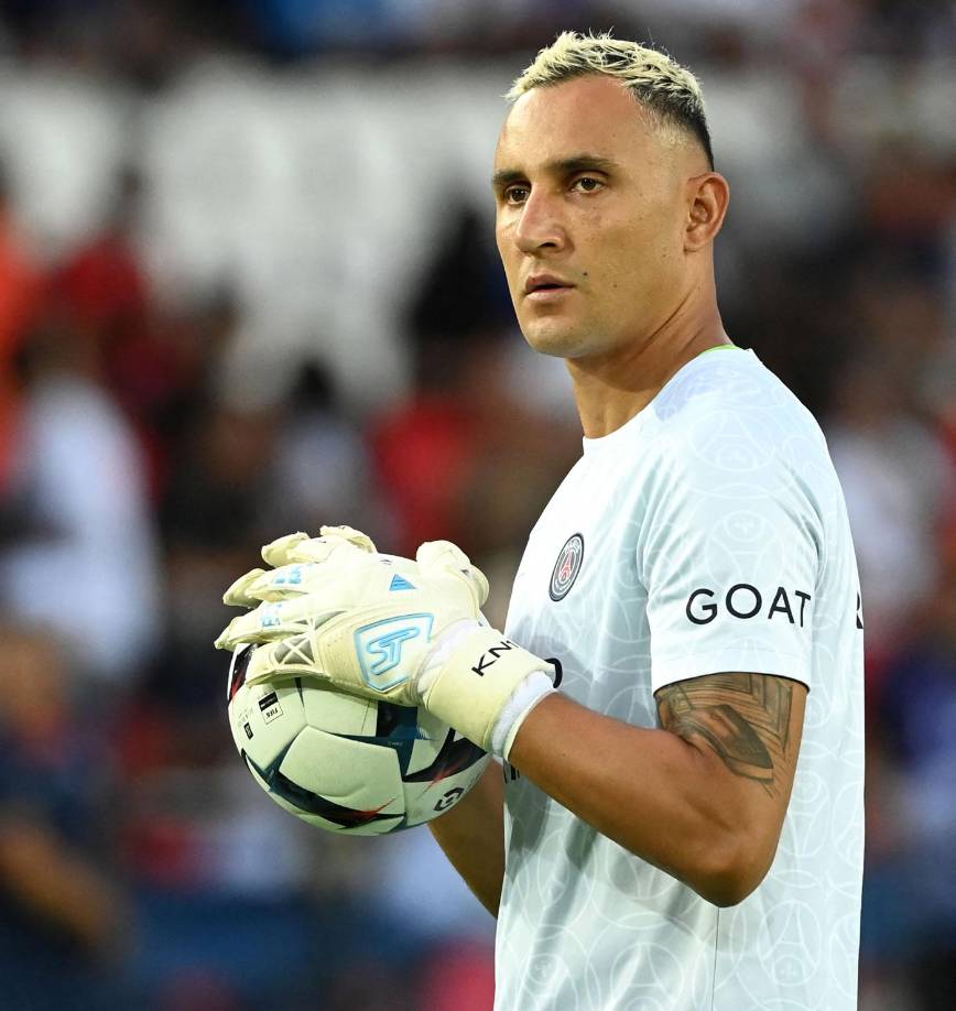 El portero costarricense Keylor Navas podría dejar al PSG para llegar al Benfica. Durante todo el verano se ha hablado de la salida del guardameta del club parisino, ahora, según información de Calciomercato y Récord de Portugal, equipo portugués habría hecho una oferta para cerrar el fichaje antes de terminar el mercado.