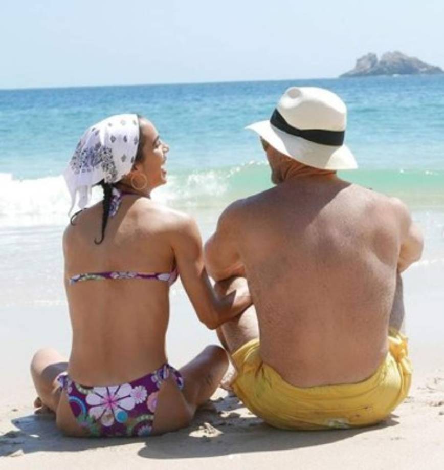 'Siempre encuentra una razón para reir. Puede que no agregue años a tu vida pero sin duda alguna agregará vida a tus años!!!', escribió Gaytán junto a dos imágenes en las que posó junto a su esposo viendo el mar.