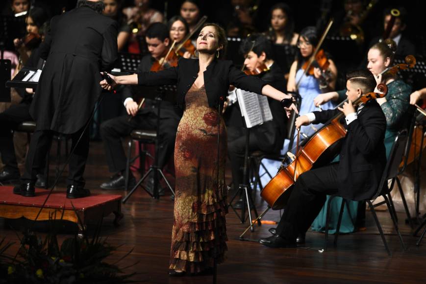 Irma González ejecutó las castañuelas, un instrumento musical de percusión representativo de la cultura española, formado por dos piezas de madera unidas por un cordón. 