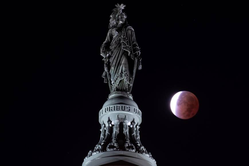 En el apogeo del fenómeno, la sombra de la Tierra cubrió más del 97% de la superficie de la Luna y adquirió una apariencia rojiza.