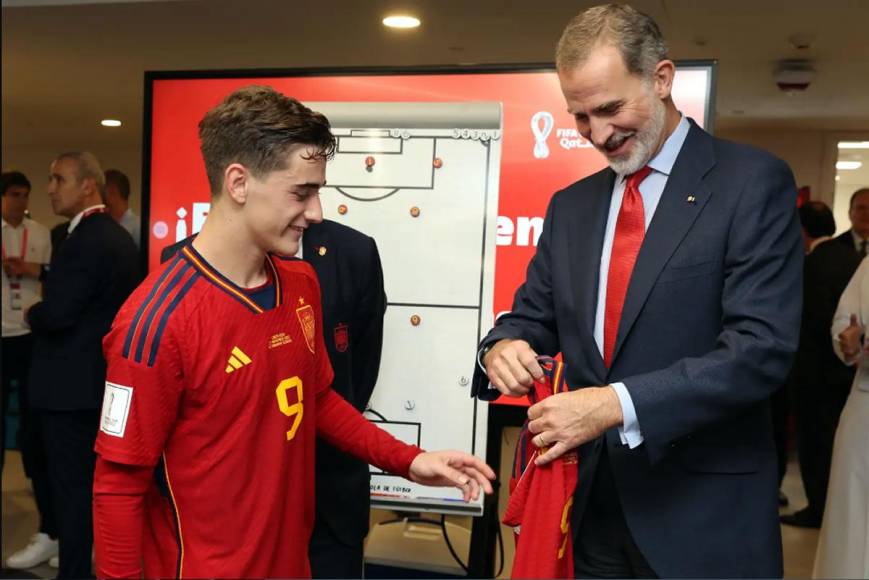 El Rey Felipe VI no se ha perdido la participación de España en el Mundial y tras un partido entró al vestuario para felicitar al equipo.