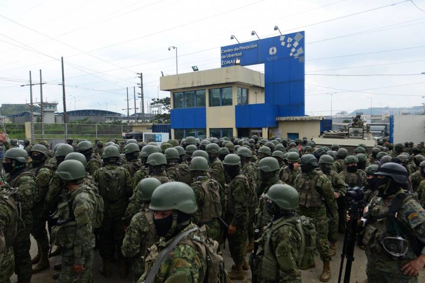 Policías y militares ingresaron fuertemente armados a centros penitenciarios de El Oro, Loja, Chimborazo, Cotopaxi, Azuay y Pichincha (cuya capital es Quito) para controlar “incidentes” con la “retención” de guardias penitenciarios, sin que haya víctimas según un balance preliminar. 