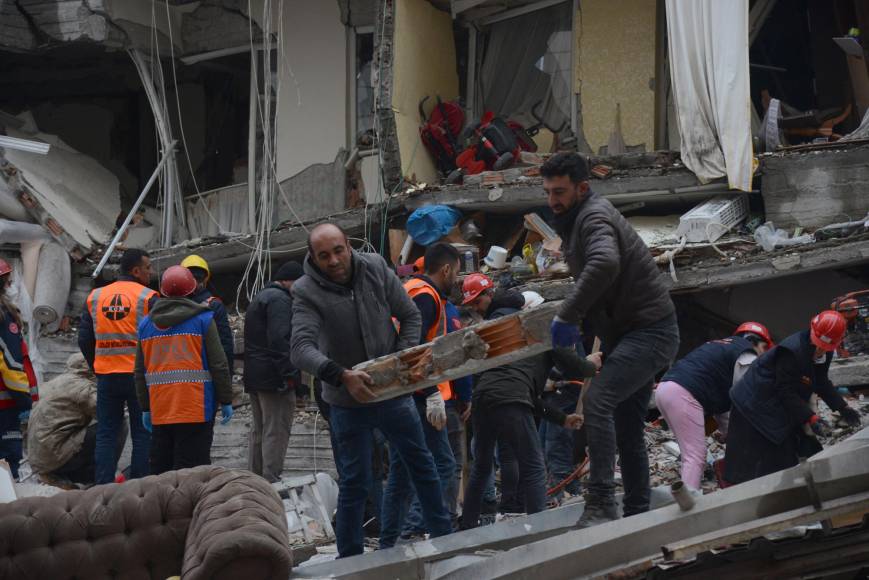 Equipos de rescate y voluntarios trabajan a todo vapor para salvar a los sobrevivientes atrapados bajo los escombros tras el terremoto de magnitud 7,8 que sacudió el lunes el sureste de Turquía y el norte de Siria, dejando más de 2,300 personas muertas en ambos países.