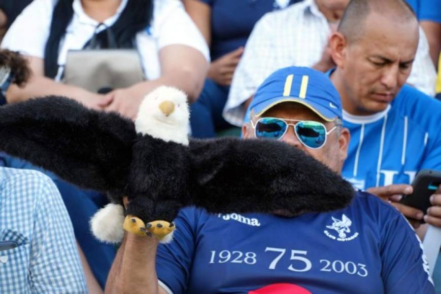 Un aficionado del Motagua con una águila apoyando a su equipo.