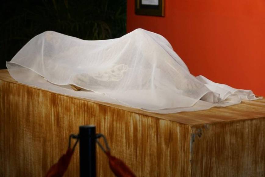 Durante la exposición, se presenta un ejemplo de cómo fue envuelto el cuerpo de Jesucristo con la sábana.