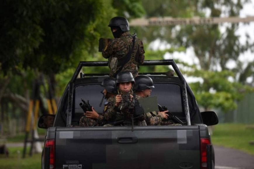 En El Salvador el Ejército combate a las pandillas más poderosas, entre las que destacan la Mara Salvatrucha y Barrio 18, cuyos miembros son enviados, tras su detención, a prisiones separadas para evitar conflictos.