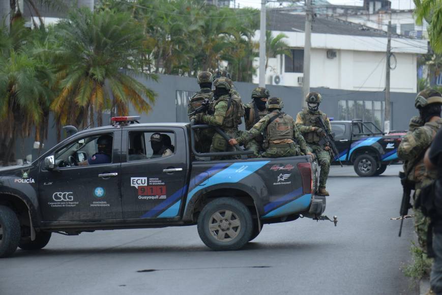 Ante la nueva ola de violencia, el presidente Daniel Noboa, de 36 años, declaró el martes a Ecuador en “conflicto armado interno”, tas haber ordenado el lunes el estado de excepción. 