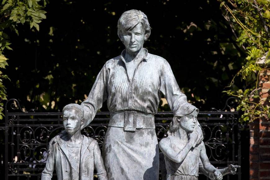 El Reino Unido rinde homenajes a la princesa Diana a 25 años de su muerte