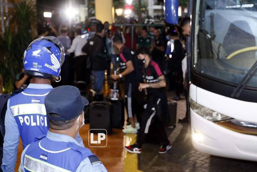 Los miembros de la policía resguardaron la seguridad de los jugadores mexicanos en el hotel de concentración en San Pedro Sula.