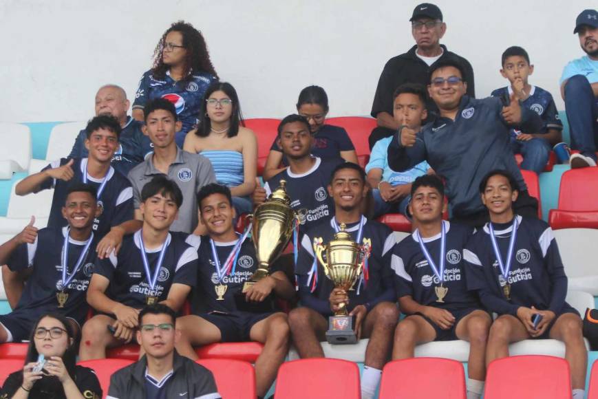 La Sub-18 del Motagua también se coronó campeón y el trofeo lo presentaron en el estadio Nacional. 