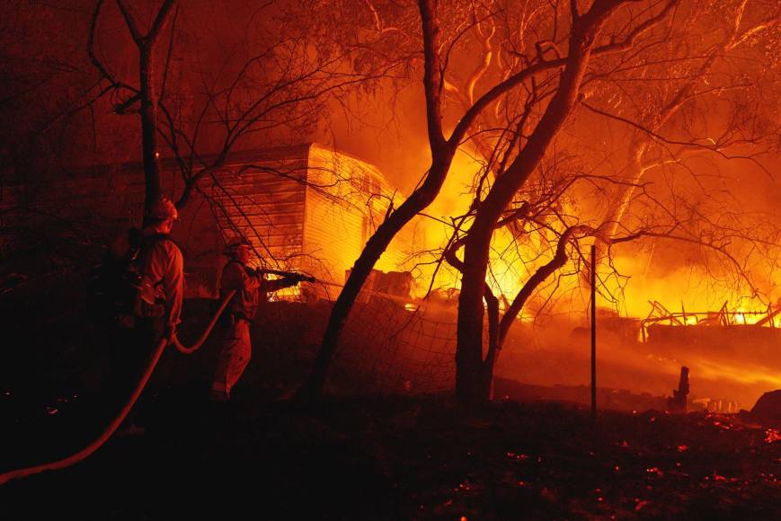 Dos personas murieron, dos mujeres de 66 y 73 años, y otras tres resultaron heridas a causa de un incendio forestal de rápida expansión que arrasó la comunidad de Weed, en el norte del estado, según The Weather Channel.