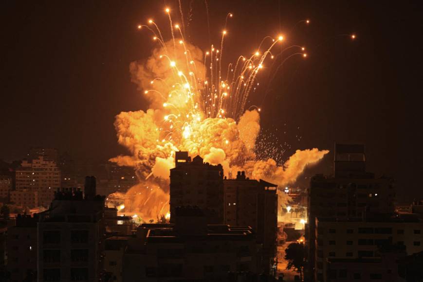“Decenas de aviones de combate atacaron 150 objetivos en Shujaiya”, uno de los vecindarios más poblados de la ciudad de Gaza, “utilizado como nido de terror” por Hamás, indicó un portavoz del Ejército de Israel.