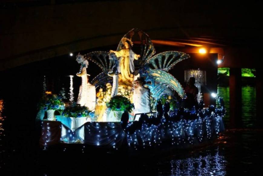 'Noche Veneciana' en Puerto Cortés deslumbra con desfile de góndolas