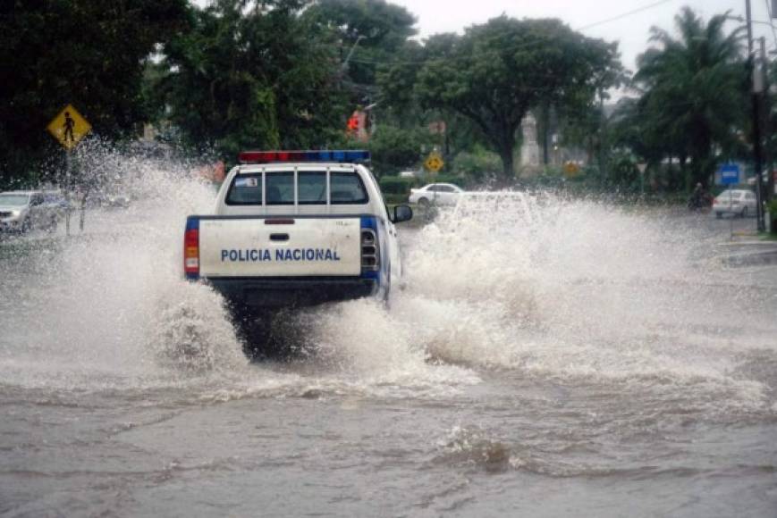 Las inmediaciones del Monumento a la Madre de San Pedro Sula, al inicio de la 33 calle, se encuentran anegadas de agua.