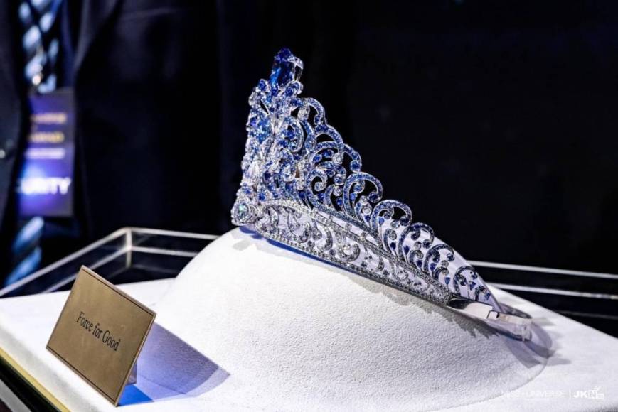 La diadema tiene un valor aproximado de 5.3 millones de dólares, fue hecha a mano, cuenta con 993 piedras preciosas, 110.83 quilates de zafiro azul y 48.24 quilates de diamante blanco.