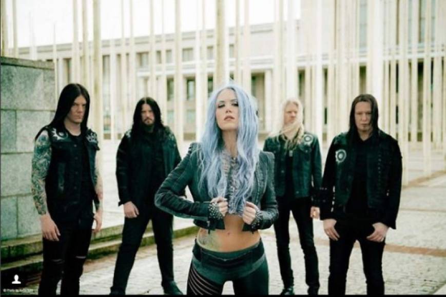 Alissa White-Gluz (Montreal, Canadá, 31 de julio de 1985) es la actual vocalista de la banda de death metal melódico Arch Enemy.