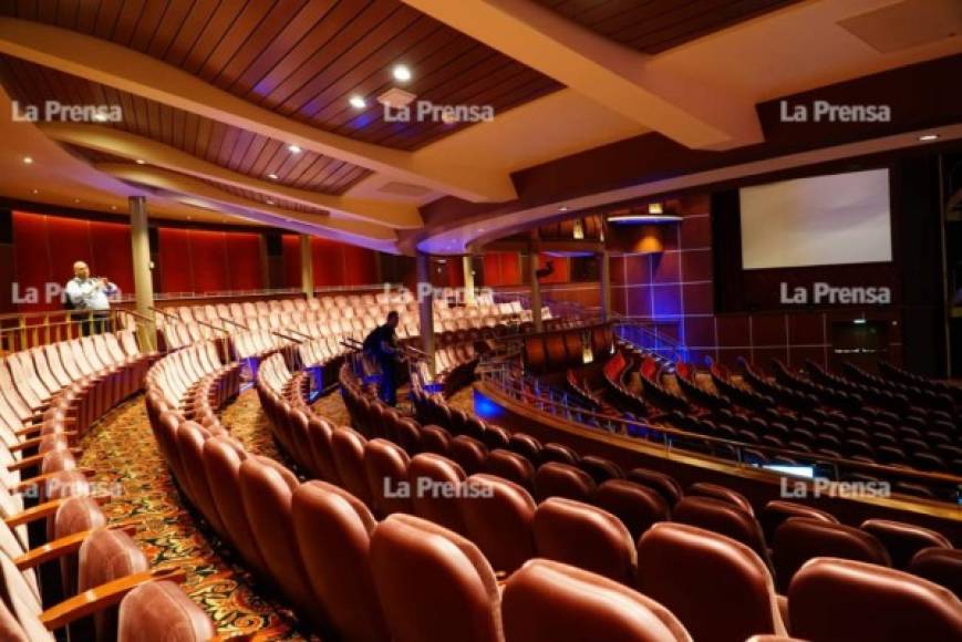 Una enorme sala para presentar películas, nada que envidiarle a un cine.