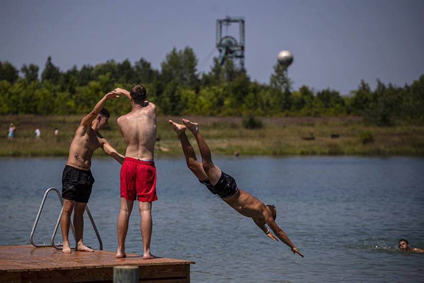 Por su parte, San Antonio, en Texas, marca hoy 40 días en lo que va del año con temperaturas por encima de los 38 grados Celsius por lo que el meteorólogo Brad Sowder, de la estación local de televisión de la Red Fox, advirtió que “no hay alivio a la vista y seguiremos acalorados y secos por el resto de la semana”.