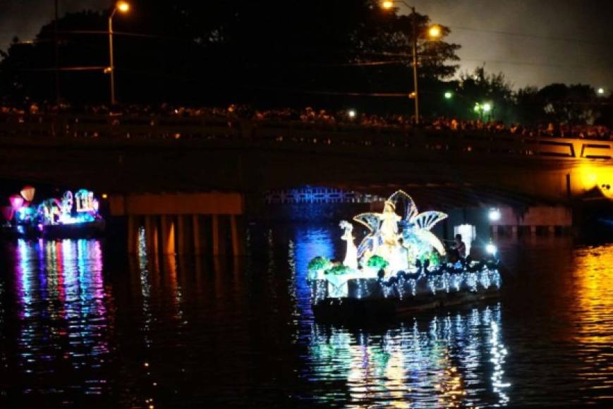 'Noche Veneciana' en Puerto Cortés deslumbra con desfile de góndolas