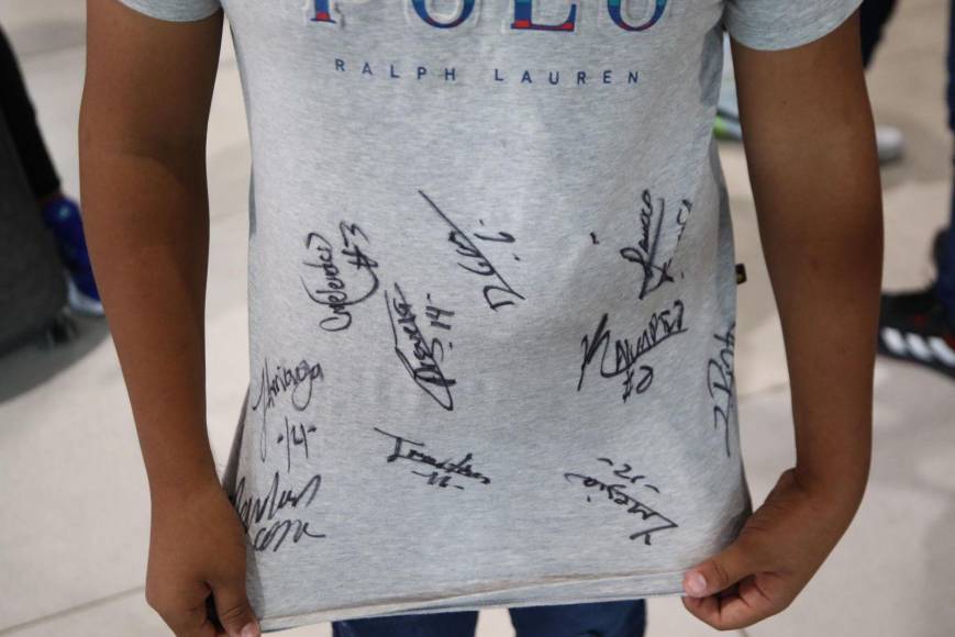 Y así quedó la camiseta del chico tras la firma de los autógrafos de varios seleccionados nacionales. 