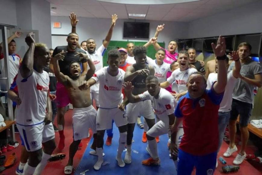 El Olimpia publicó imágenes de la celebración de los jugadores en el camerino del estadio Nacional tras el partido.