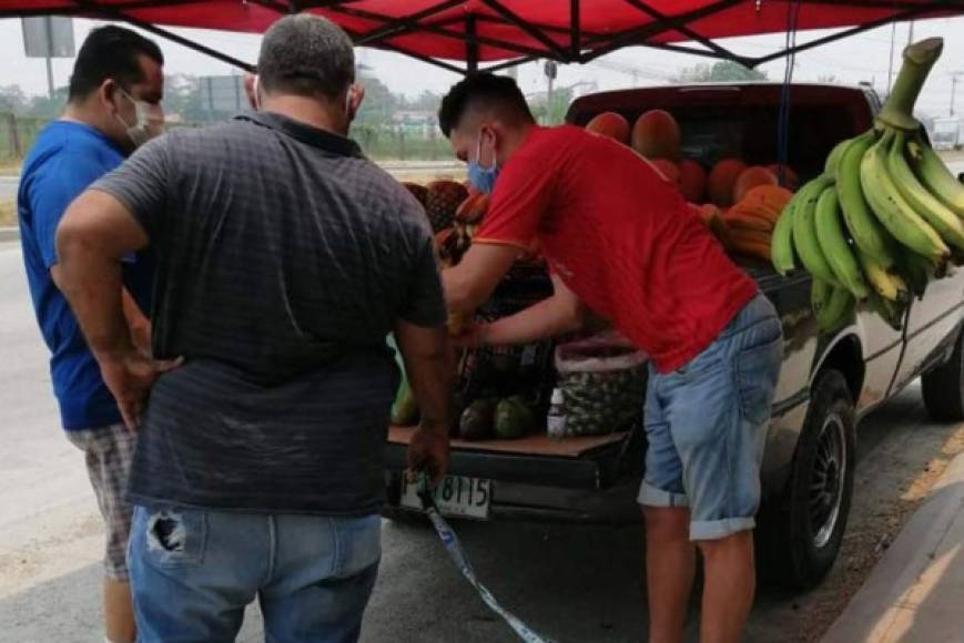 César García: Futbolista hondureño que ha destacado en la Liga de Ascenso en clubes como el San Juan y Atlético Choloma, instaló un puesto de frutas en las afueras del estadio Olímpico de San Pedro Sula. En su momento perteneció al Real España y Victoria en la Liga Nacional.<br/>