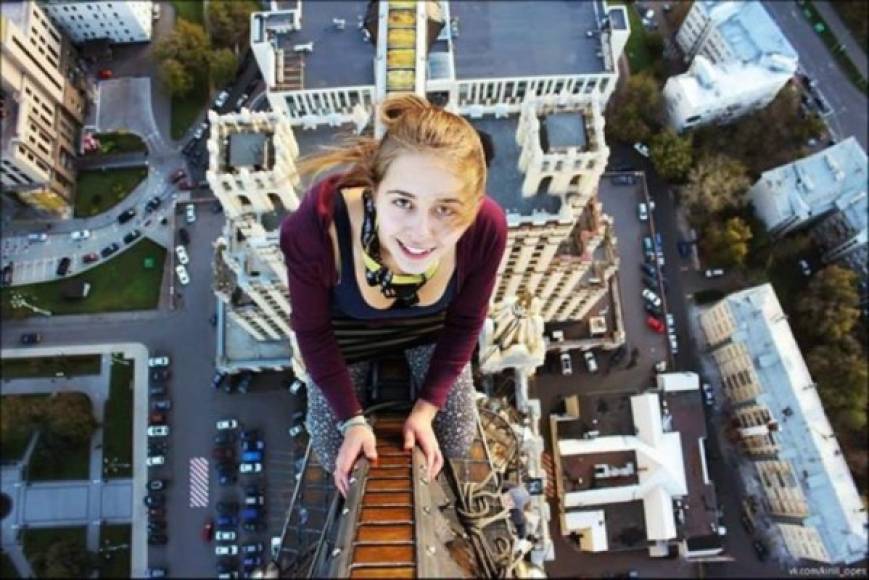 Xenia Ignatyeva, de 17 años, es una joven rusa que cayó desde un puente cerca del Centro Internacional de Negocios de Moscú cuando intentaba hacerse una foto en 2014.