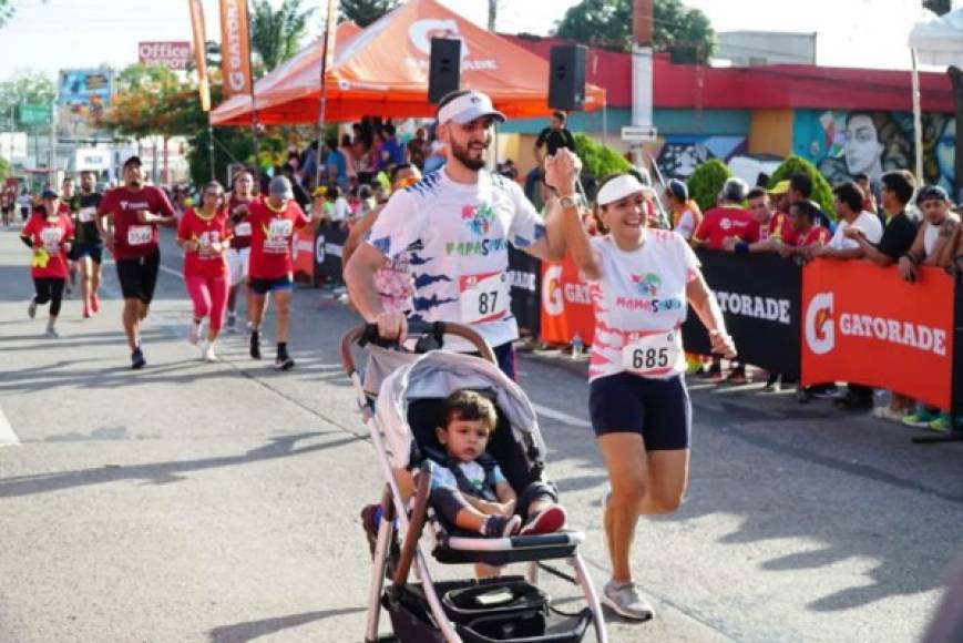 Una pareja junto a su pequeño participando en la Maratón.