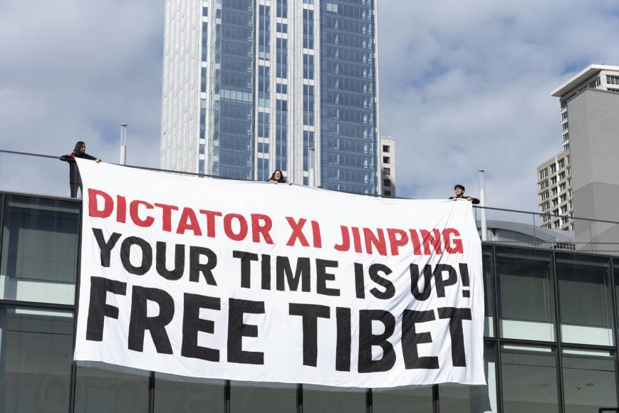 Activistas colgaron un cartel contra el presidente Xi en San Francisco.