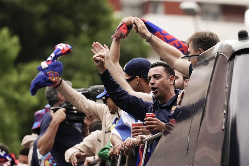 Xavi Hernández fue uno de los más aclamados y festejó a lo grande en las calles de Barcelona.