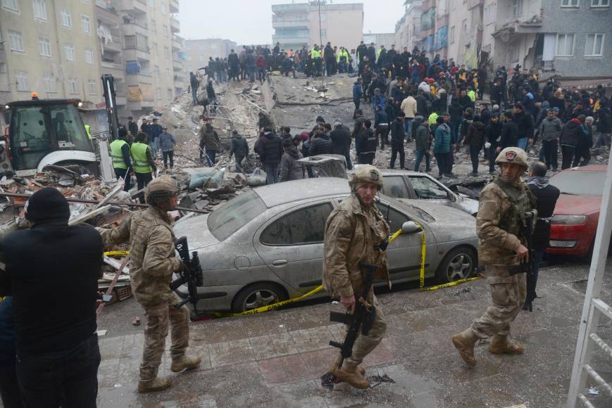 En <b>Turquía</b>, donde se registró el epicentro del sismo, al menos 1.014 personas murieron, según el último balance comunicado por el organismo público de gestión de catástrofes.