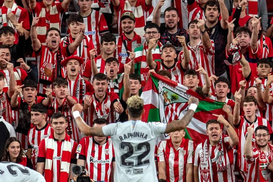 Raphinha se paró frente a los aficionados del Athletic Club de Bilbao y los hinchas le respondieron con gestos obscenos.