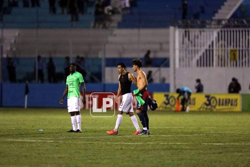 Los jugadores Allans Vargas y Ángel Tejeda, que fueron compañeros en el Real España, cambiaron camisetas al final del partido.