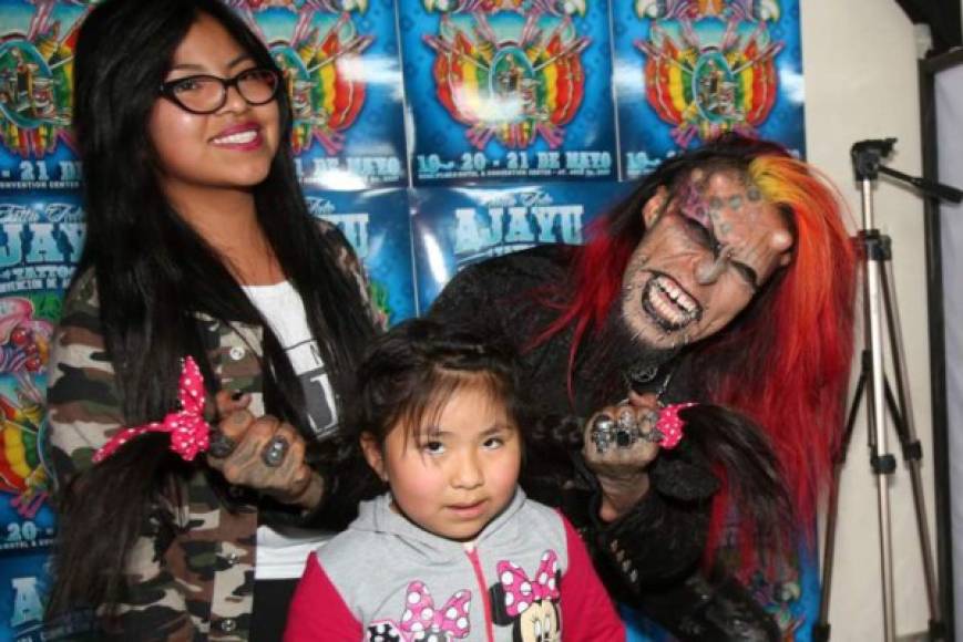 Caim Mortis se tomó fotografías con adultos y niños durante la convención de tatuajes Ajayu tattoo en Bolivia.